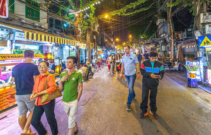 5 best places for street food in Hanoi Hang Buom street